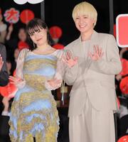 　手を振る広瀬すず（左）と木戸大聖（撮影・棚橋慶太）