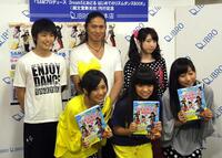 　ダンス本に登場する（前列左から）Ｄｒｅａｍ５の重本ことり、大原優乃、玉川桃奈、（後列左から）高野洸、ＳＡＭ、日比美思＝１３年６月
