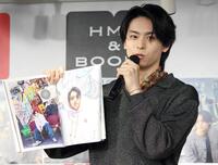 　お気に入りカットを見せる高野洸＝２４年１０月