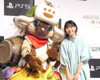 　アイルー（左）とともに笑顔で撮影に応じた西野七瀬