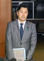 　取材に応じる兵庫県議会百条委員会の奥谷謙一委員長