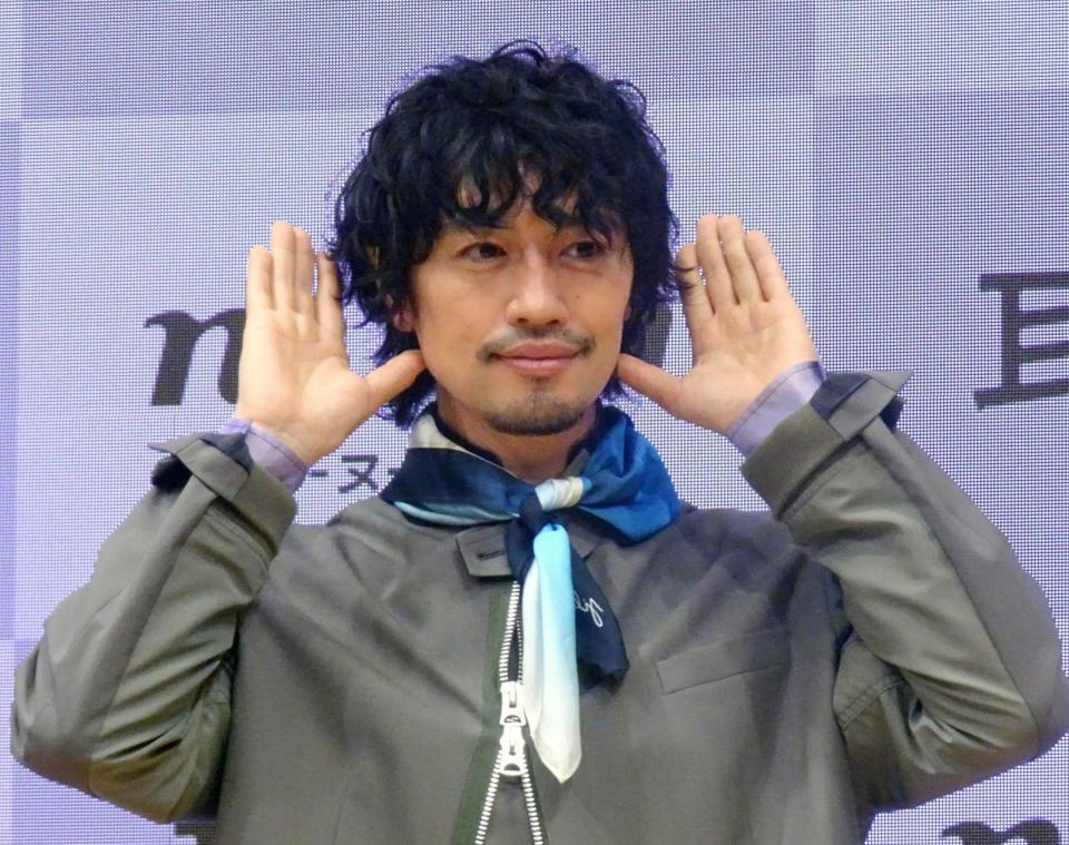 　「ｎｗｍ（ヌーム）」新ＣＭ発表会でポーズをとる斎藤工