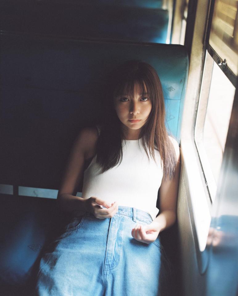 　上白石萌歌写真集「ｃｈａｒｍ　ｃｈａｒｍ」より　Ⓒ松岡一哲／講談社