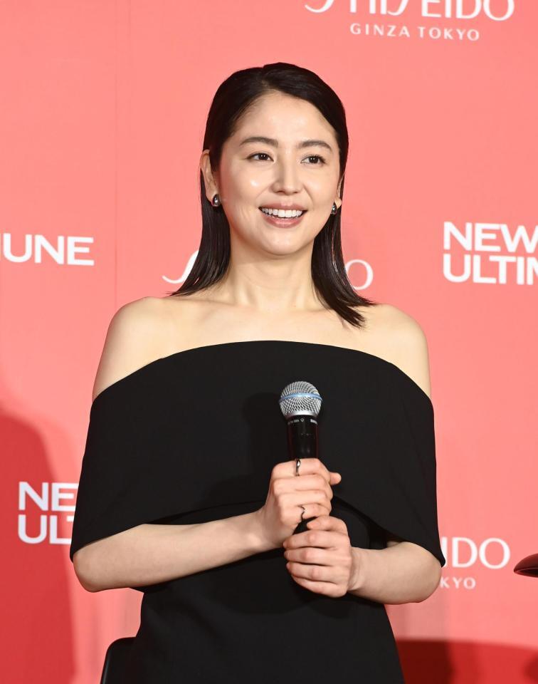 　肩だし衣装でイベントに登場した長澤まさみ（撮影・園田高夫）