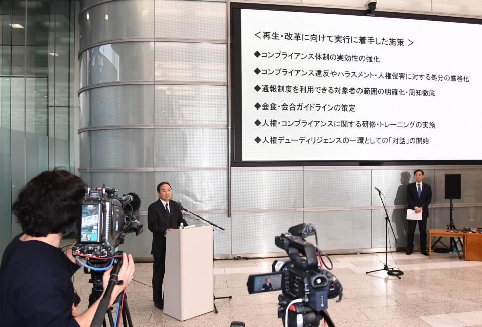 　『再生・改革に向けて実行に着手した施策』を発表したフジテレビの清水賢治社長（左）＝撮影・園田高夫