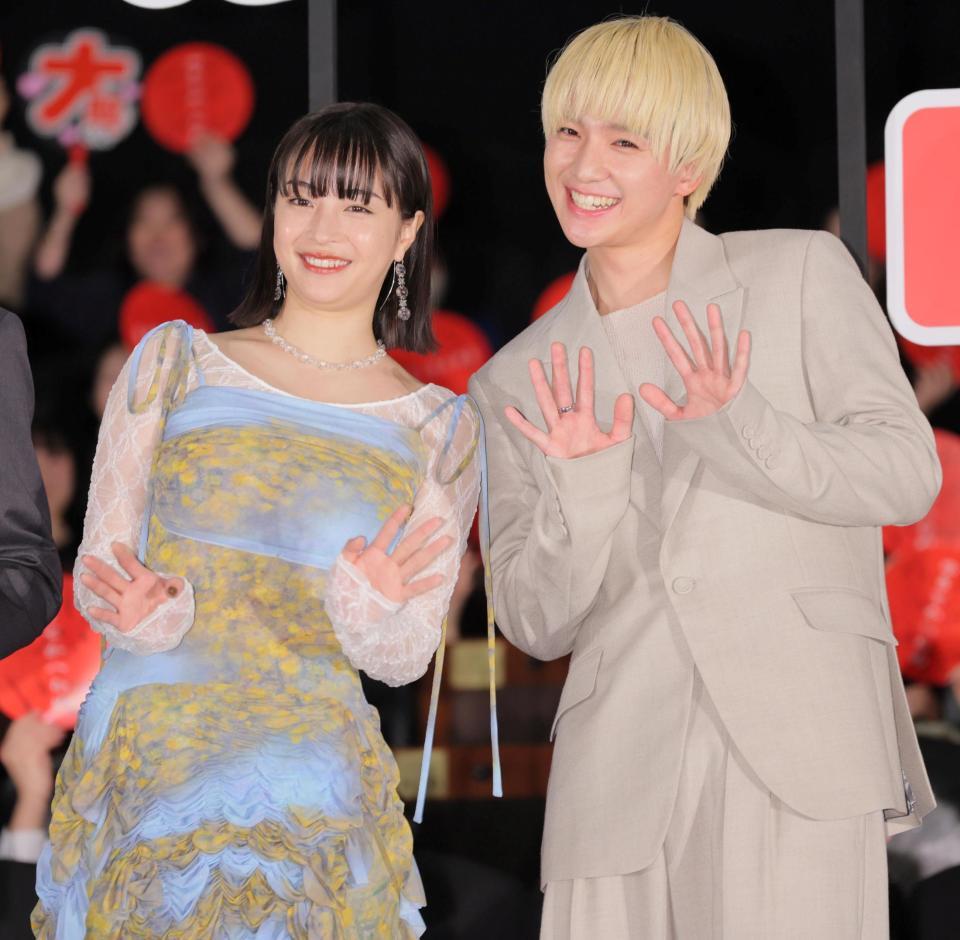 　手を振る広瀬すず（左）と木戸大聖（撮影・棚橋慶太）