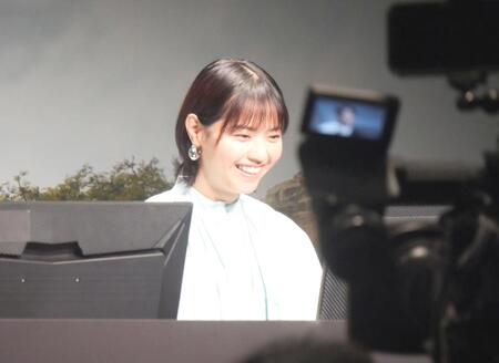 　ゲームをプレイする西野七瀬