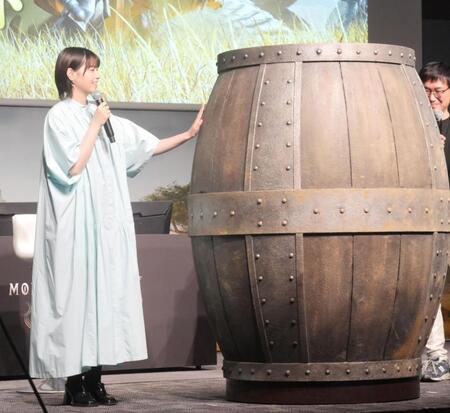 　ゲーム内アイテム「大タル爆弾」の実寸大の大きさに思わず笑顔を見せる西野七瀬