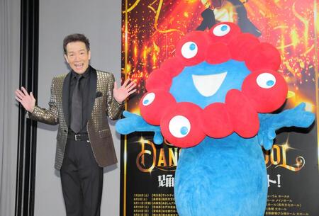 　ミャクミャク（右）とポーズを取る田原俊彦（撮影・棚橋慶太）