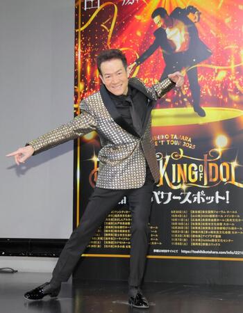 　笑顔でポーズをとる田原俊彦（撮影・棚橋慶太）