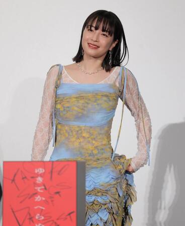 　壇上で笑顔を見せる広瀬すず（撮影・棚橋慶太）