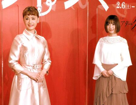 　会見に出席した大地真央（左）と神田沙也加さん＝２１年１月