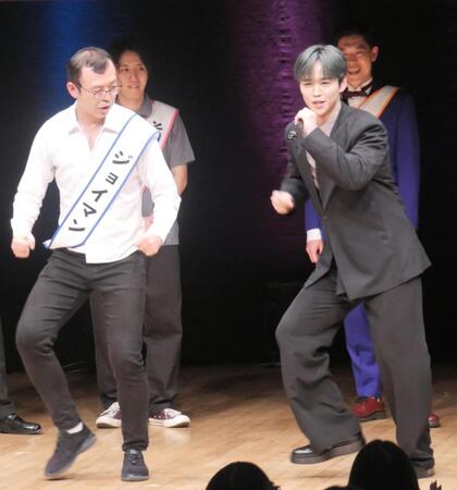 ジョイマンの高木晋哉（左）とともにジョイマンのダンスネタを披露したＩＮＩの後藤威尊＝東京・草月ホール