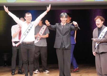 ジョイマンの高木晋哉（左）とともにジョイマンのダンスネタを披露したＩＮＩの後藤威尊（中央）＝東京・草月ホール