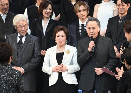 　あいさつする（右から）北大路欣也、佐久間良子、鹿賀丈史