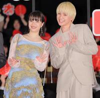 　手を振る広瀬すず（左）と木戸大聖（撮影・棚橋慶太）