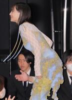 　客席の階段を上る広瀬すず（撮影・棚橋慶太）