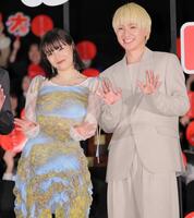 　手を振る広瀬すず（左）と木戸大聖（撮影・棚橋慶太）