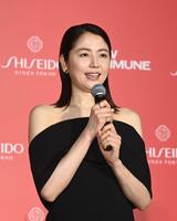 　肩出し衣装でイベントに登場した長澤まさみ（撮影・園田高夫）