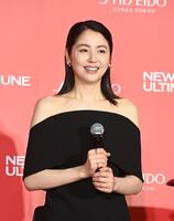 　肩だし衣装でイベントに登場した長澤まさみ（撮影・園田高夫）