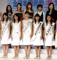 　「国民的美少女コンテスト」の受賞者ら。前列左から武井咲さん、忽那汐里さん、林丹丹さん、田中莉香子さん、宮崎香蓮さん＝２００６