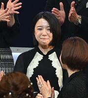 　フィナーレの舞台で紹介される上白石萌音＝帝国劇場（撮影・園田高夫）