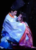 　『紫式部ものがたり』の舞台稽古で大地真央と熱演する神田沙也加さん（右）＝０６年