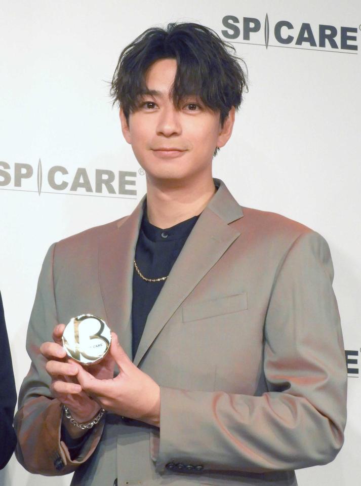 　ファンデーションを手にする三浦翔平