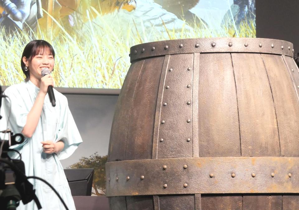 　ゲーム内アイテム「大タル爆弾」の実寸大の大きさに思わず笑顔を見せる西野七瀬