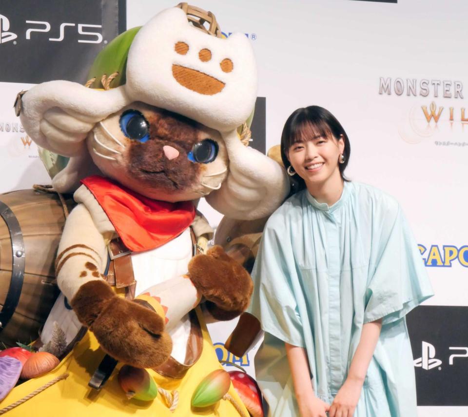 　アイルー（左）と並ぶ西野七瀬