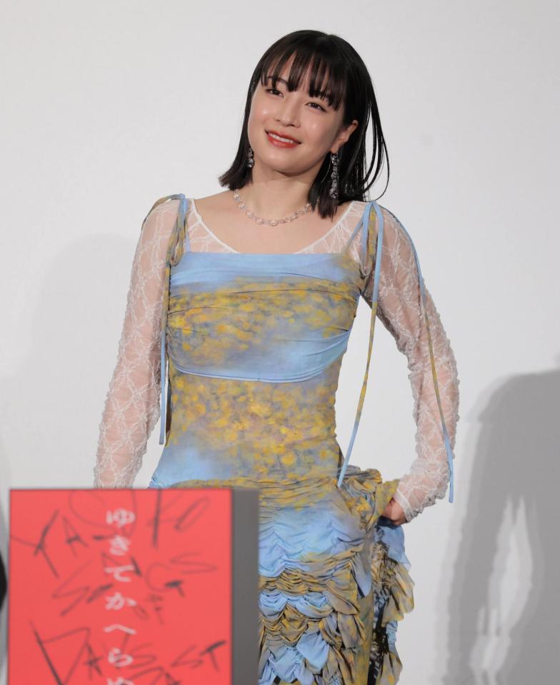 　壇上で笑顔を見せる広瀬すず（撮影・棚橋慶太）