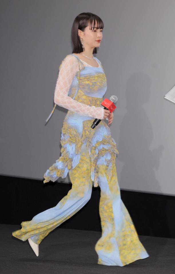 　登壇する広瀬すず（撮影・棚橋慶太）