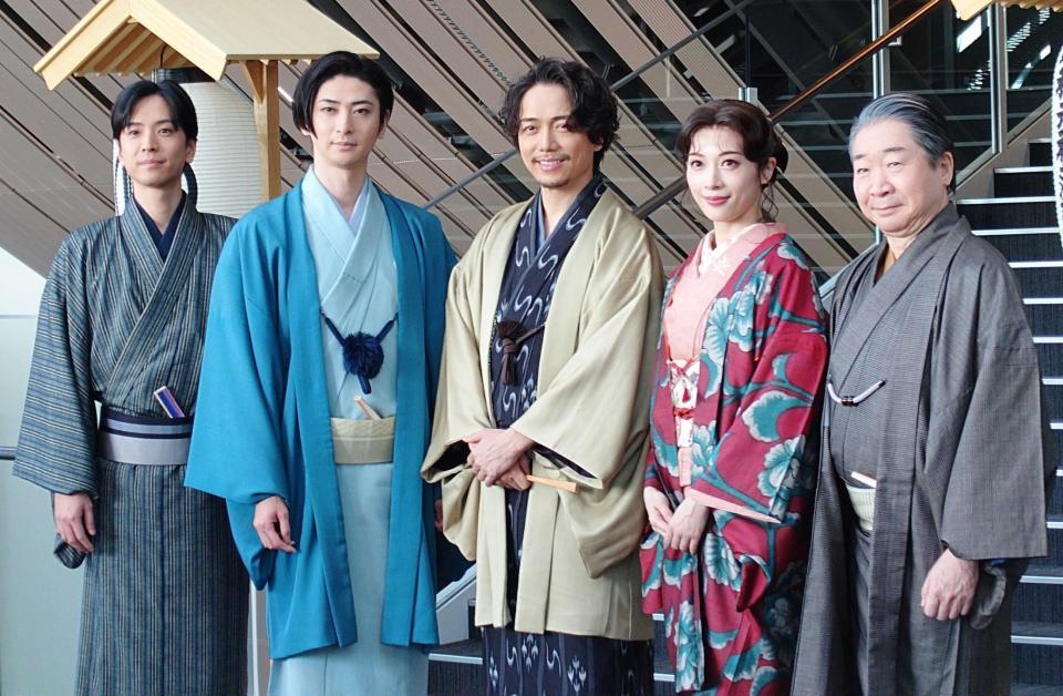 　（左から）黒羽麻璃央、古川雄大、山崎育三郎、明日海りお、中村梅雀