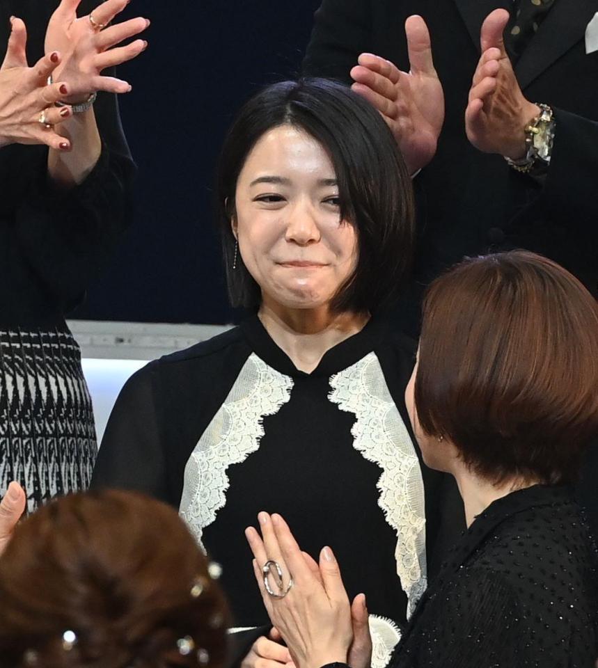 　フィナーレの舞台で紹介される上白石萌音＝帝国劇場（撮影・園田高夫）