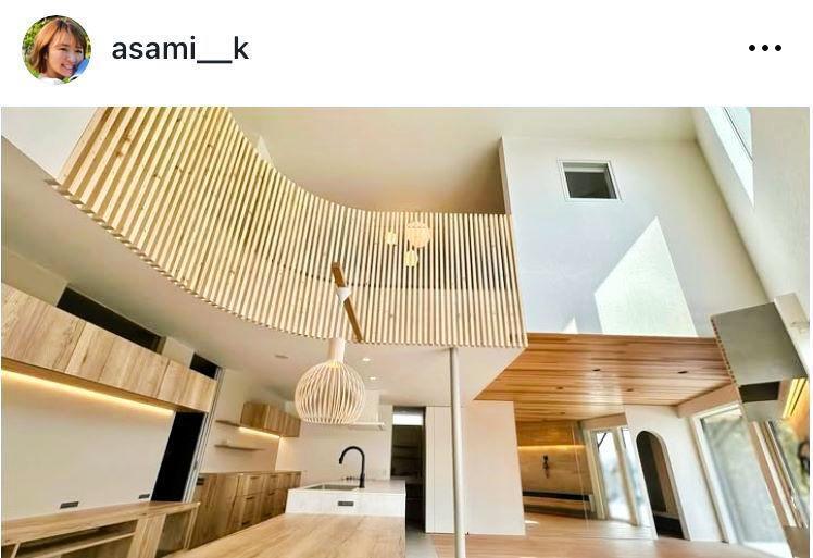 　左上の２階部分がこだわりの「木のルーバー」。曲線が美しい。紺野あさ美のインスタグラム＠ａｓａｍｉ＿＿ｋより
