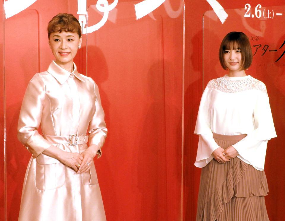 　会見に出席した大地真央（左）と神田沙也加さん＝２１年１月