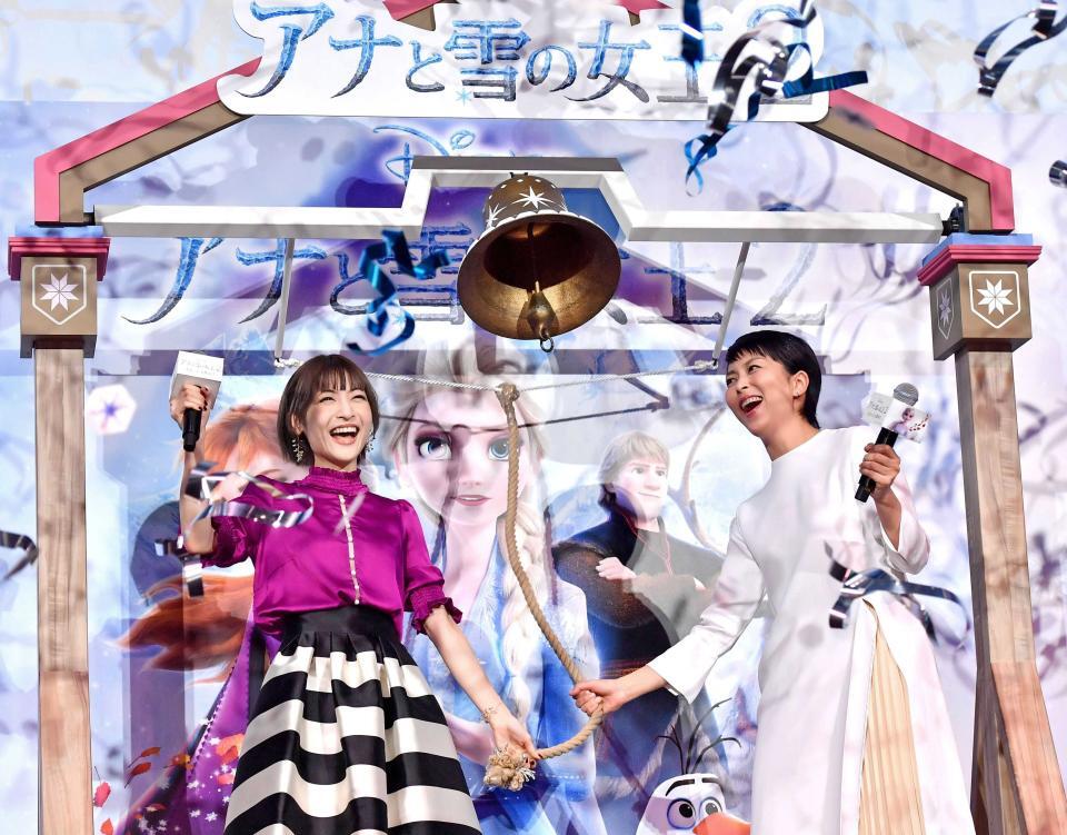 　「アナと雪の女王２」大ヒット祝して祝いの鐘を鳴らす神田沙也加さん（左）と松たか子＝２０１９年