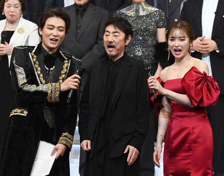 　熱唱する市村正親（中央）