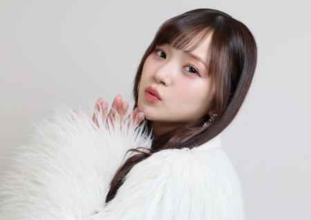 ポーズを決める稲場愛香＝デイリースポーツ神戸本社（撮影・石井剣太郎）