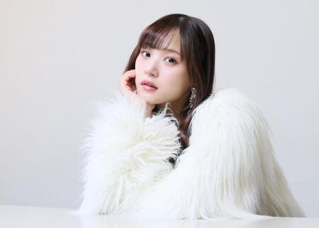 ポーズを決める稲場愛香＝デイリースポーツ神戸本社（撮影・石井剣太郎）