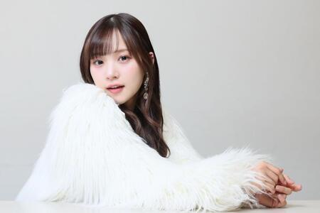 ポーズを決める稲場愛香＝デイリースポーツ神戸本社（撮影・石井剣太郎）