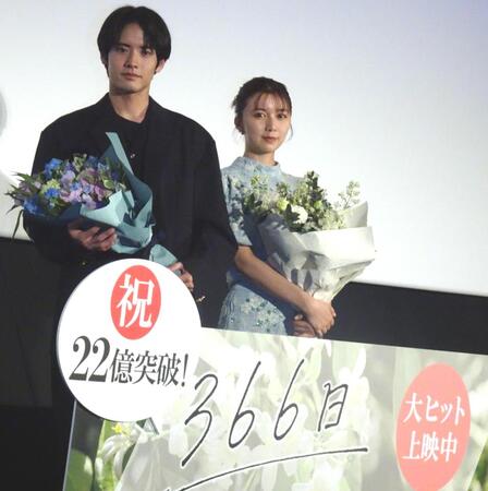 　映画「３６６日」の舞台あいさつに登場した赤楚衛二（左）と上白石萌歌