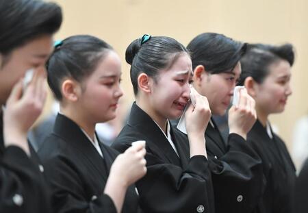 　涙する宝塚音楽学校第１１１期生（撮影・高部洋祐）