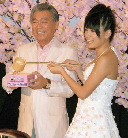 　漫画「ワンピース」連載１０周年応援ガールの川村ゆきえ（右）からお酌を受け、上機嫌のみのもんたさん＝２００８年２月２１日