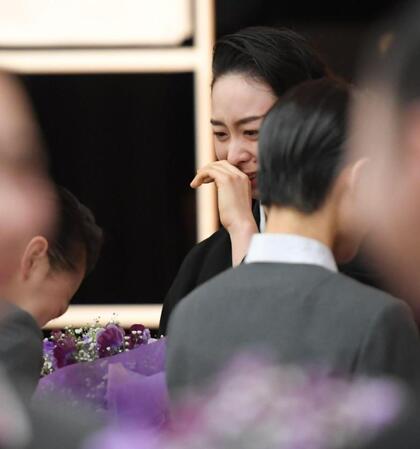 　予科生からブーケーを贈られ、涙する光田悠那さん（撮影・高部洋祐）