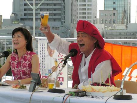 　還暦ビアパーティーで笑顔のみのもんたさん＝２００４年８月２１日