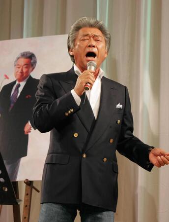 　新曲を熱唱するみのもんたさん＝２００６年１０月１９日