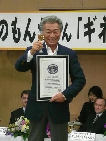 　世界で最も忙しいテレビ司会者として「ギネス・ワールド・レコーズ」に記録認定され、授賞式に出席したみのもんたさん＝０６年１１月２８日