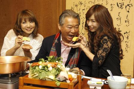 　ＳＤＮ４８の大堀恵（右）、野呂佳代（左）との麻布十番公約デートで卵焼きを食べさせてもらう、みのもんたさん＝２０１２年３月８日