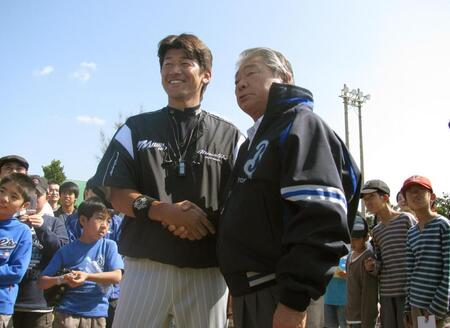 　キャンプ視察で横浜・三浦大輔監督（左）と握手を交わす、みのもんたさん＝０９年２月７日